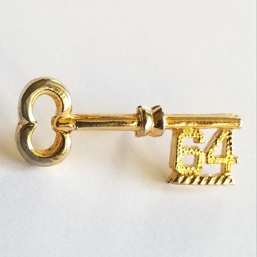 Vintage key pin 64 gold tone lapel brooch skeleton key 60s 1960s